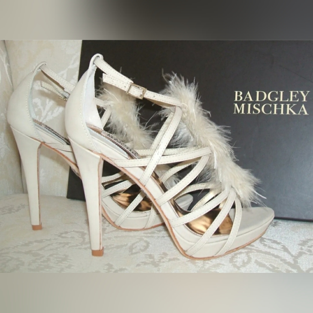 Badgley Mischka Suede Gladys Heels Size 7.5 Cream Ostrich Feathers